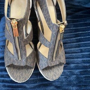 Michael Kors 7.5 Brown and Tan wedges